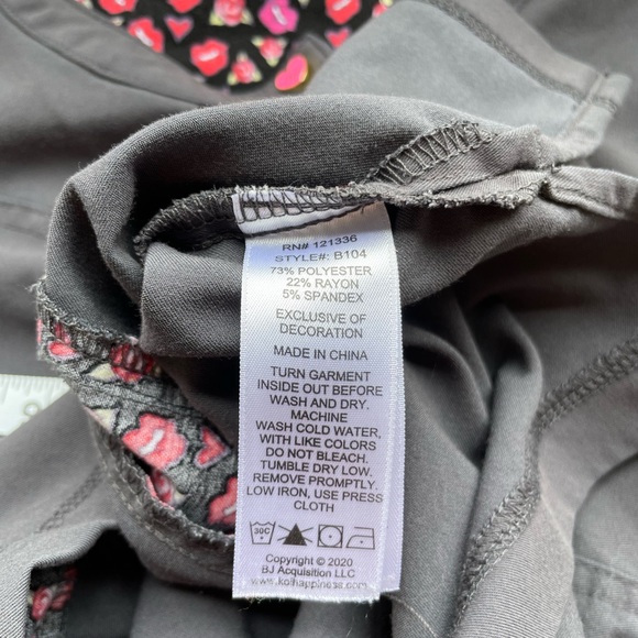 Betsey Johnson Grey Scrub Top with Pink details Large - Picture 6 of 8
